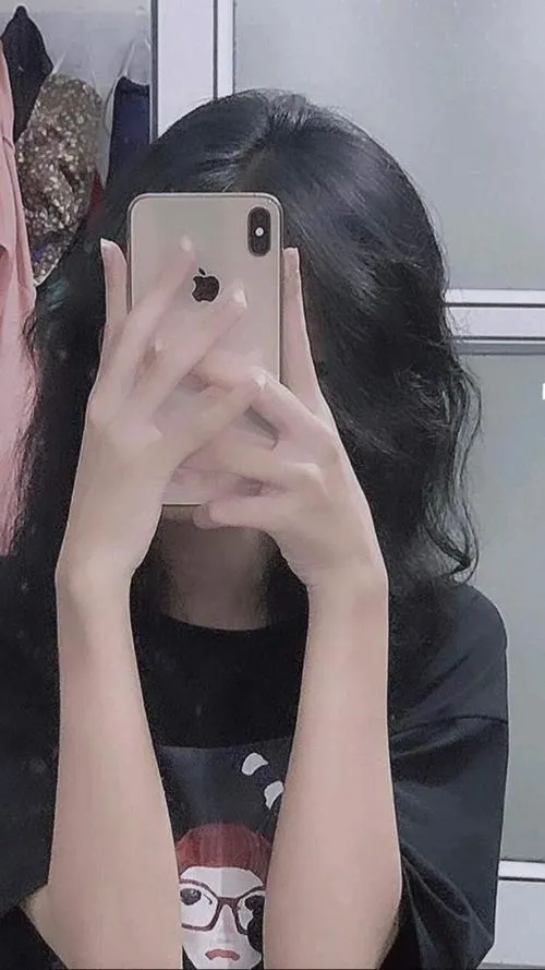 Ảnh nàng thơ tóc ngắn che mặt bằng điện thoại mang nhịp thở đời thường