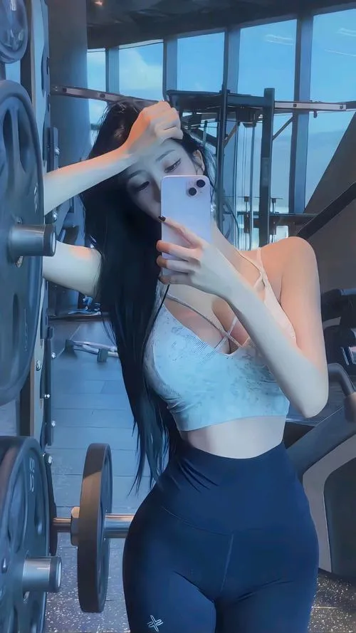 Phòng tập thể hình là nơi gái tập gym tỏa sáng vóc dáng