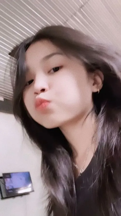 Ánh nhìn trong veo kết hợp mím môi tạo cảm xúc nhí nhảnh
