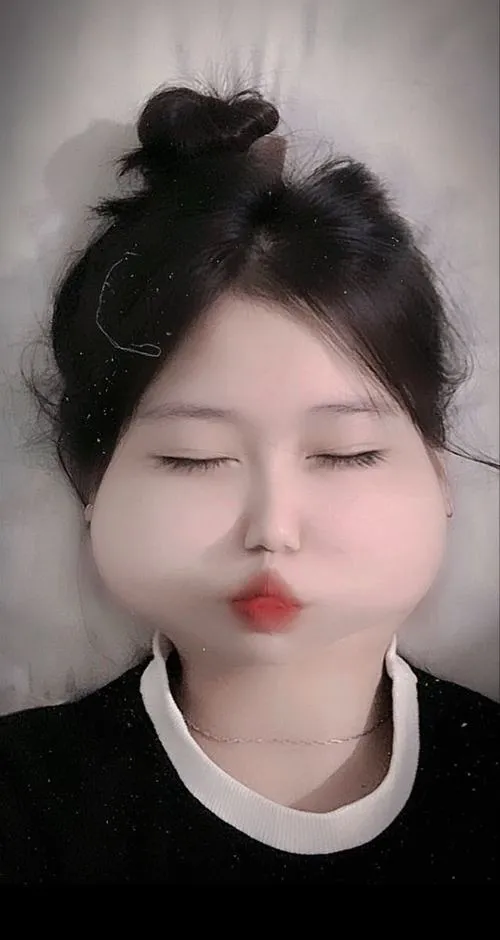 Biểu cảm nhỏ làm nổi bật làn môi và khuôn mặt