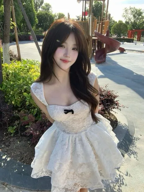 Vai mảnh cùng hông nở giúp body cuốn hút tự nhiên