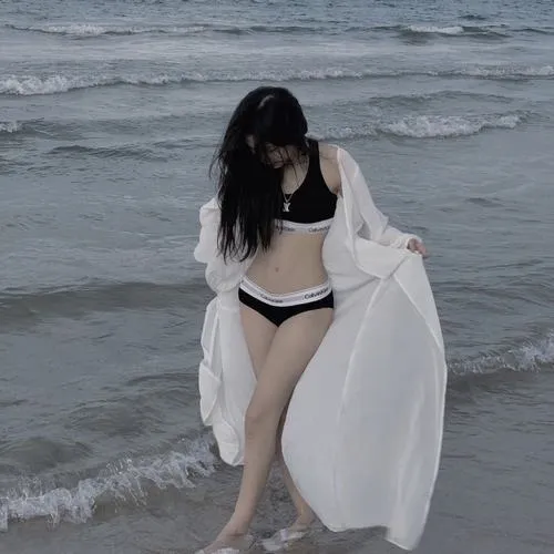 Khi bikini mỏng nhẹ trở thành điểm nhấn gợi cảm đầy tinh tế