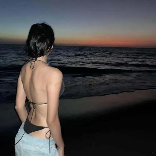 Hot girl khoe form cắt cao với bikini siêu nhỏ