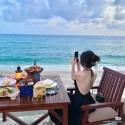 Gái xinh đứng quay lưng giữa nền ảnh tĩnh