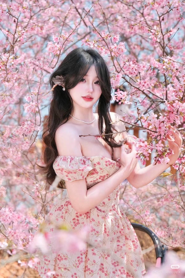 Gái xinh bên hoa đào mang vẻ đẹp tự nhiên.