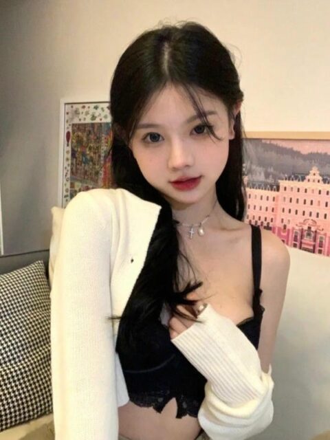 Hình nền điện thoại cô gái phố với phong cách trẻ trung